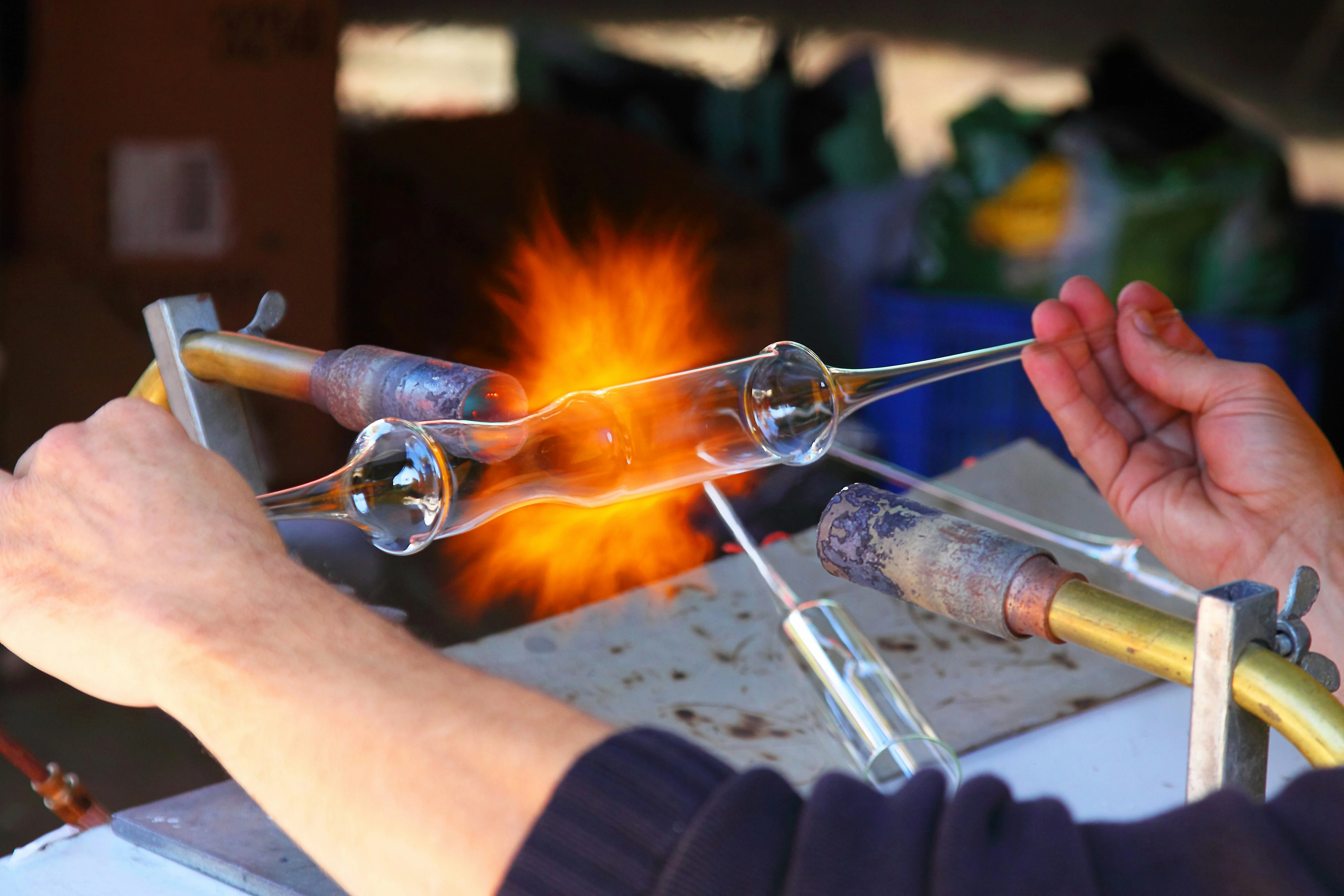 Un artisan au travail, où le savoir-faire traditionnel rencontre le numérique