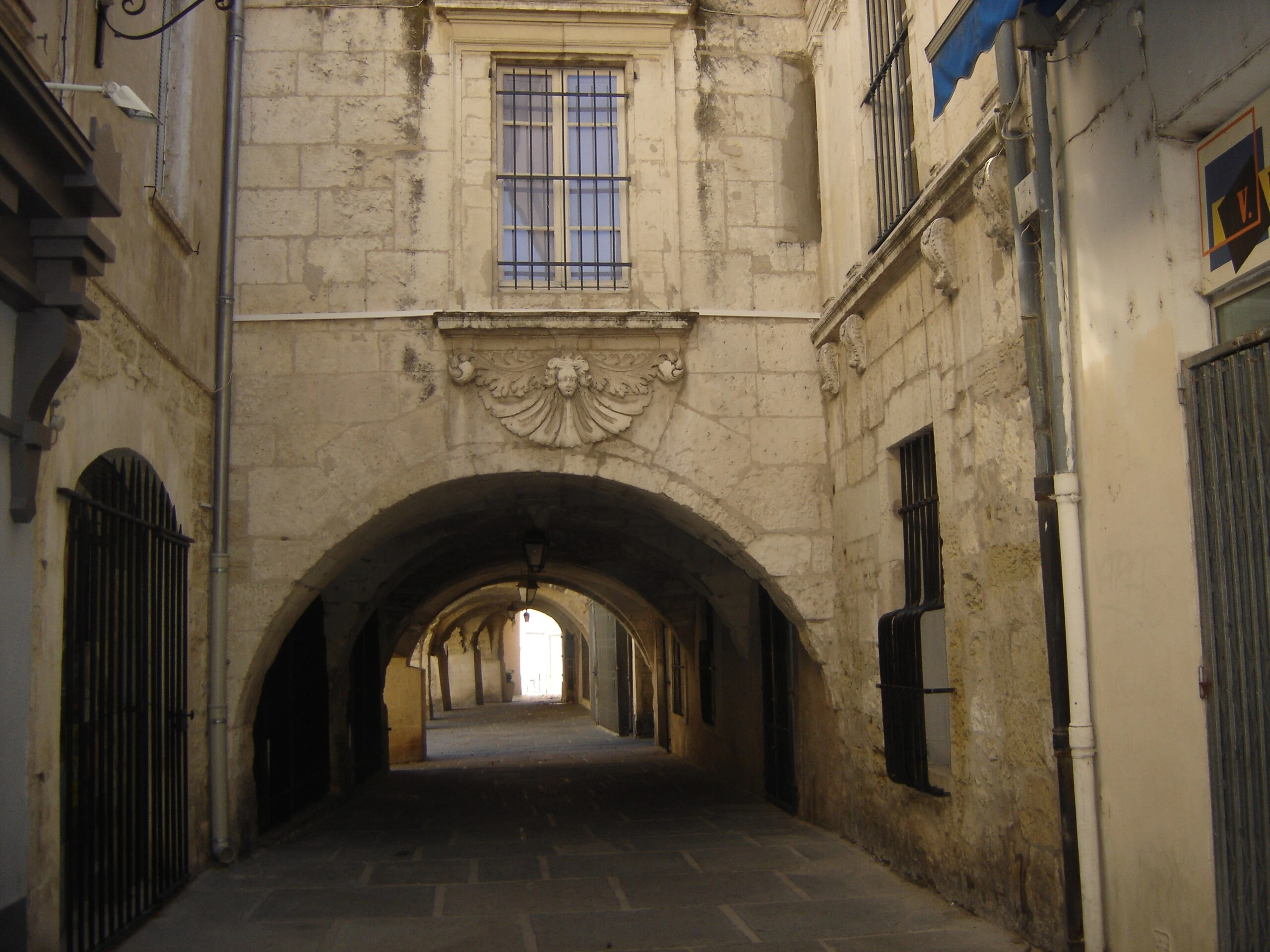 Ruelles et façades anciennes du centre de Lunel, cœur de la vie commerçante locale