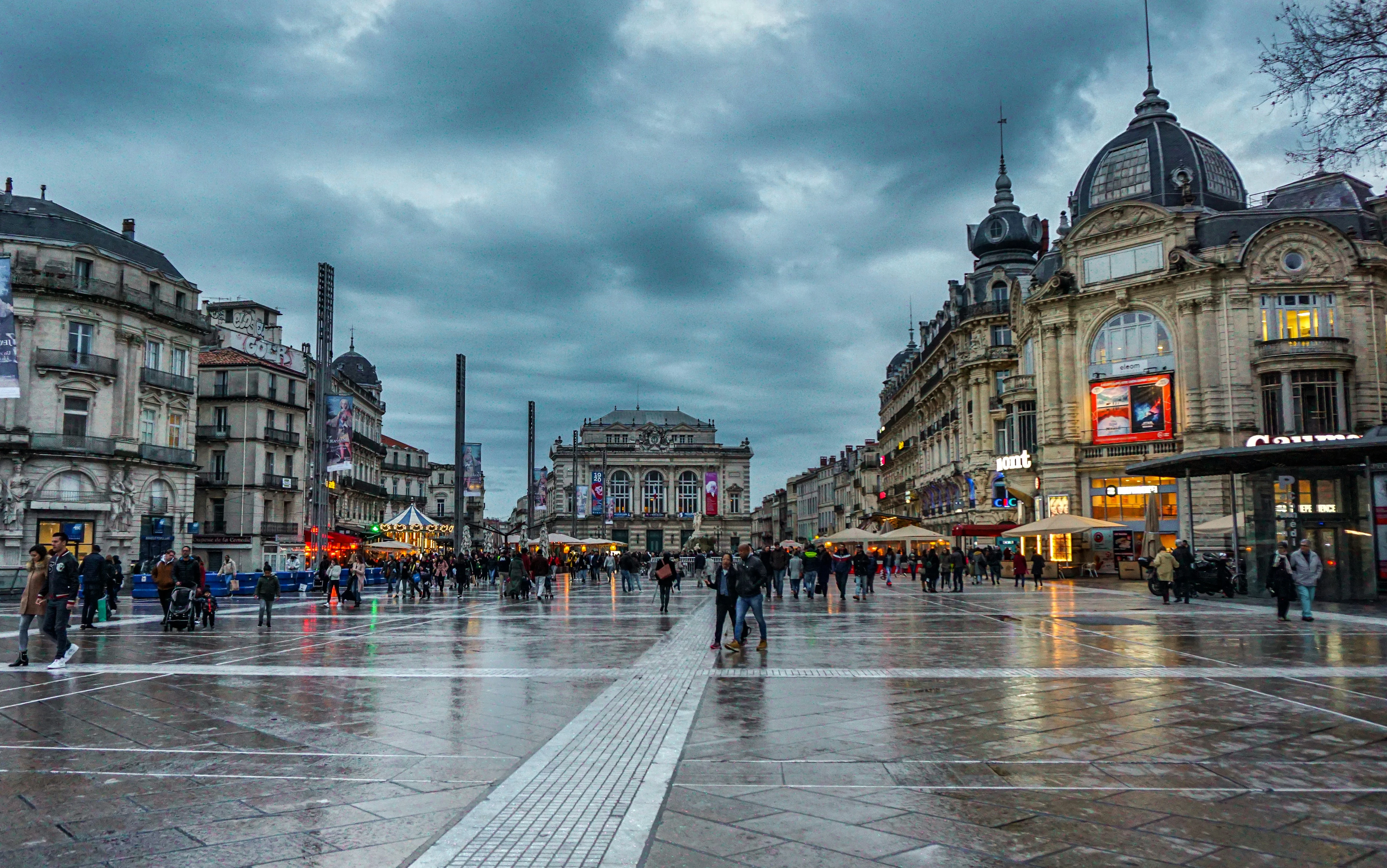 La place de la Comédie à Montpellier, cœur numérique de l'Occitanie où innovation et tradition se rencontrent