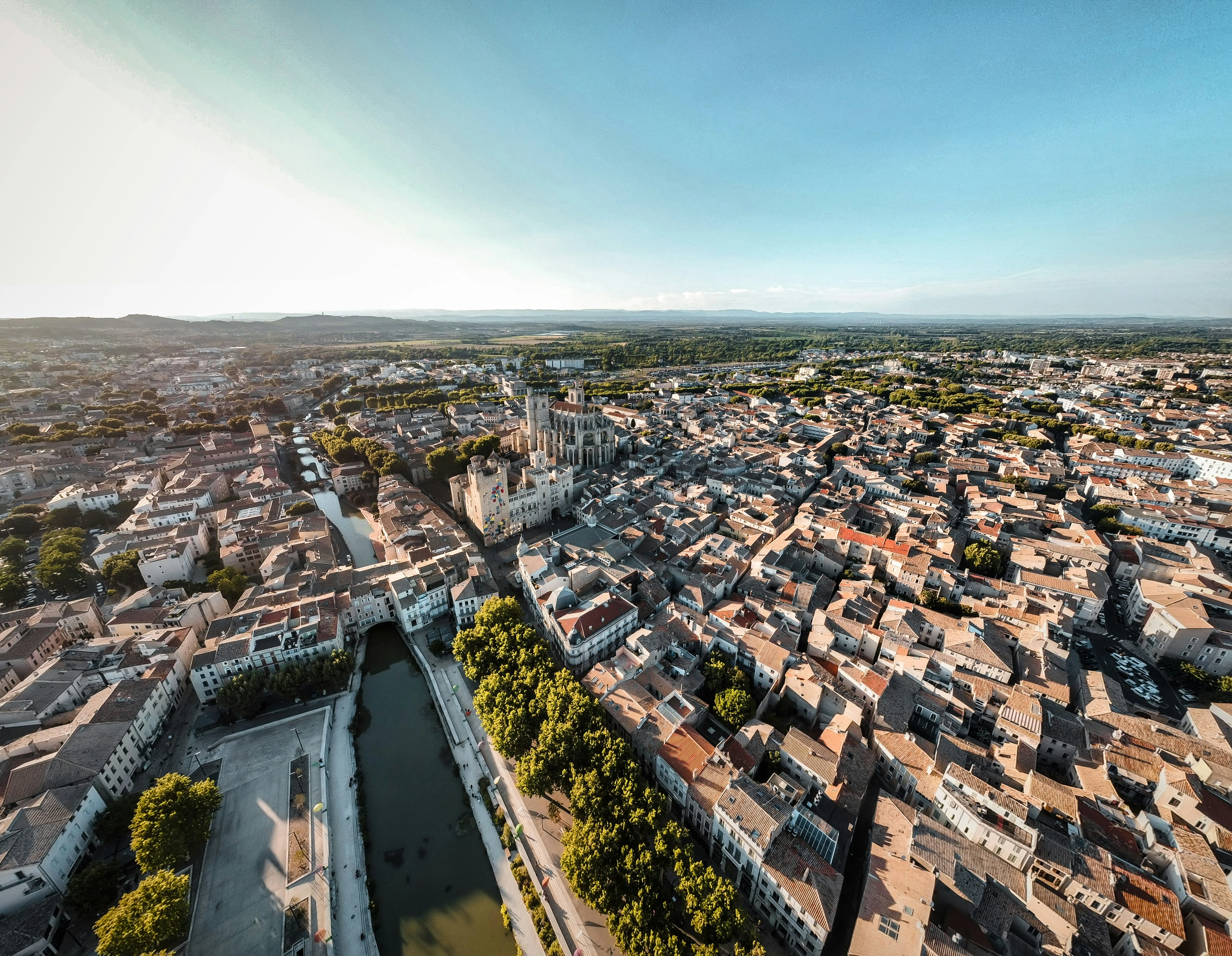 Les toits ocres et les canaux de Narbonne, entre patrimoine historique et dynamisme local