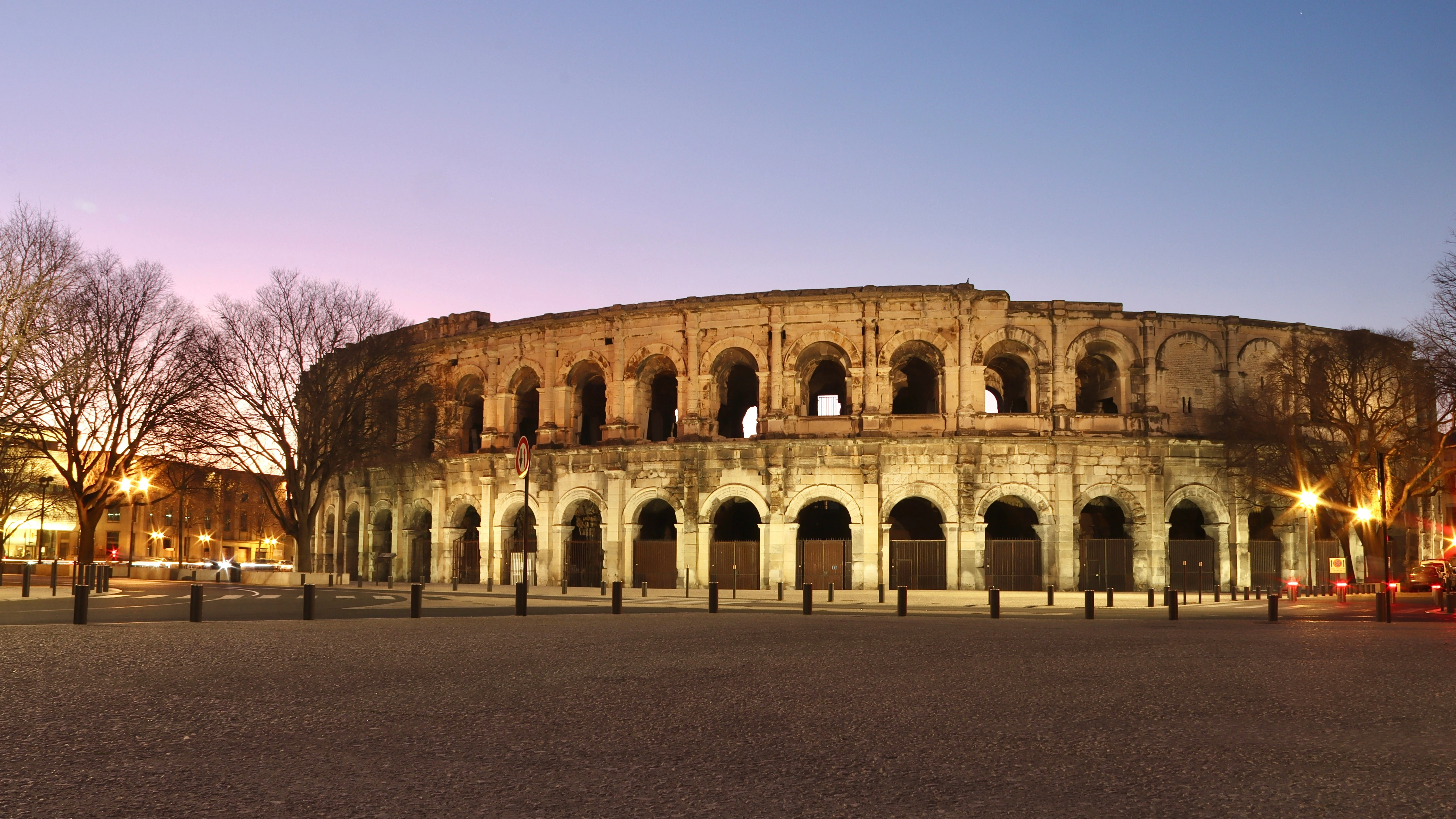 Les arènes de Nîmes, symbole de la ville romaine, où le développement web moderne rencontre l'histoire antique
